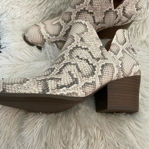 booties. sizes 5.5. Mark. kohls. new